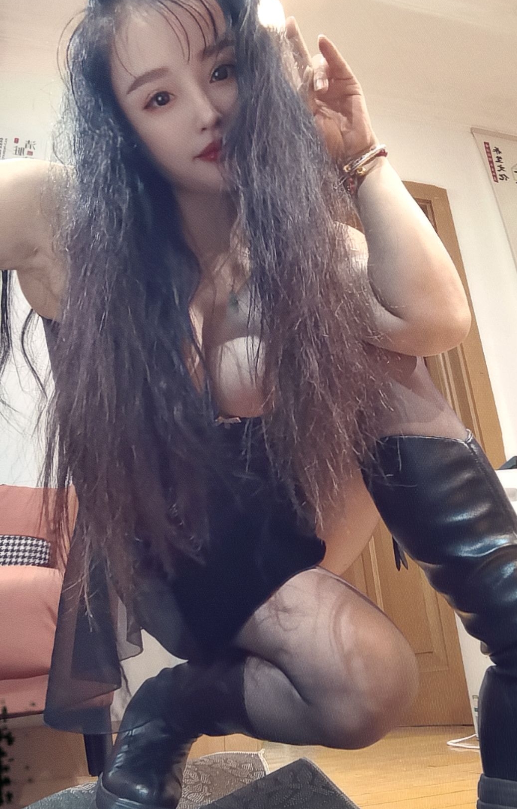 胸大肤白纯天然，身材火辣的小姐姐